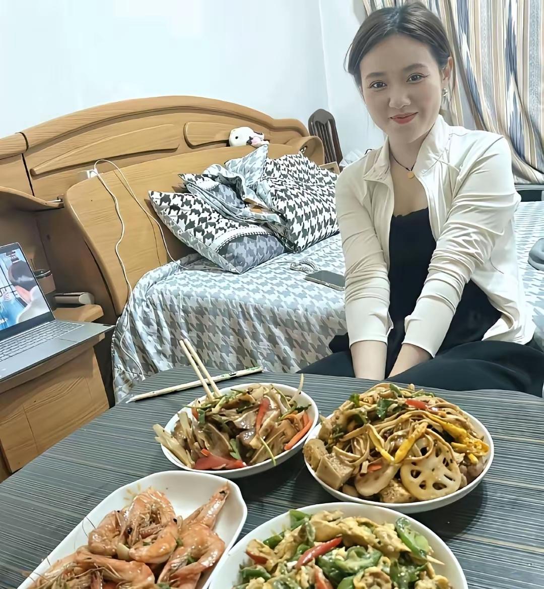 你真幸福？
前脚刚进来，衣服还没换完，后面四个菜准备好了，有这样的媳妇真是幸福死