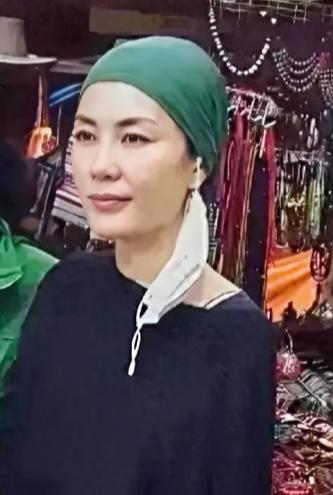 56岁王菲再上热搜，是在拉萨被路人偶遇。她素面朝天，裹着当地大姐送的绿头巾，穿件