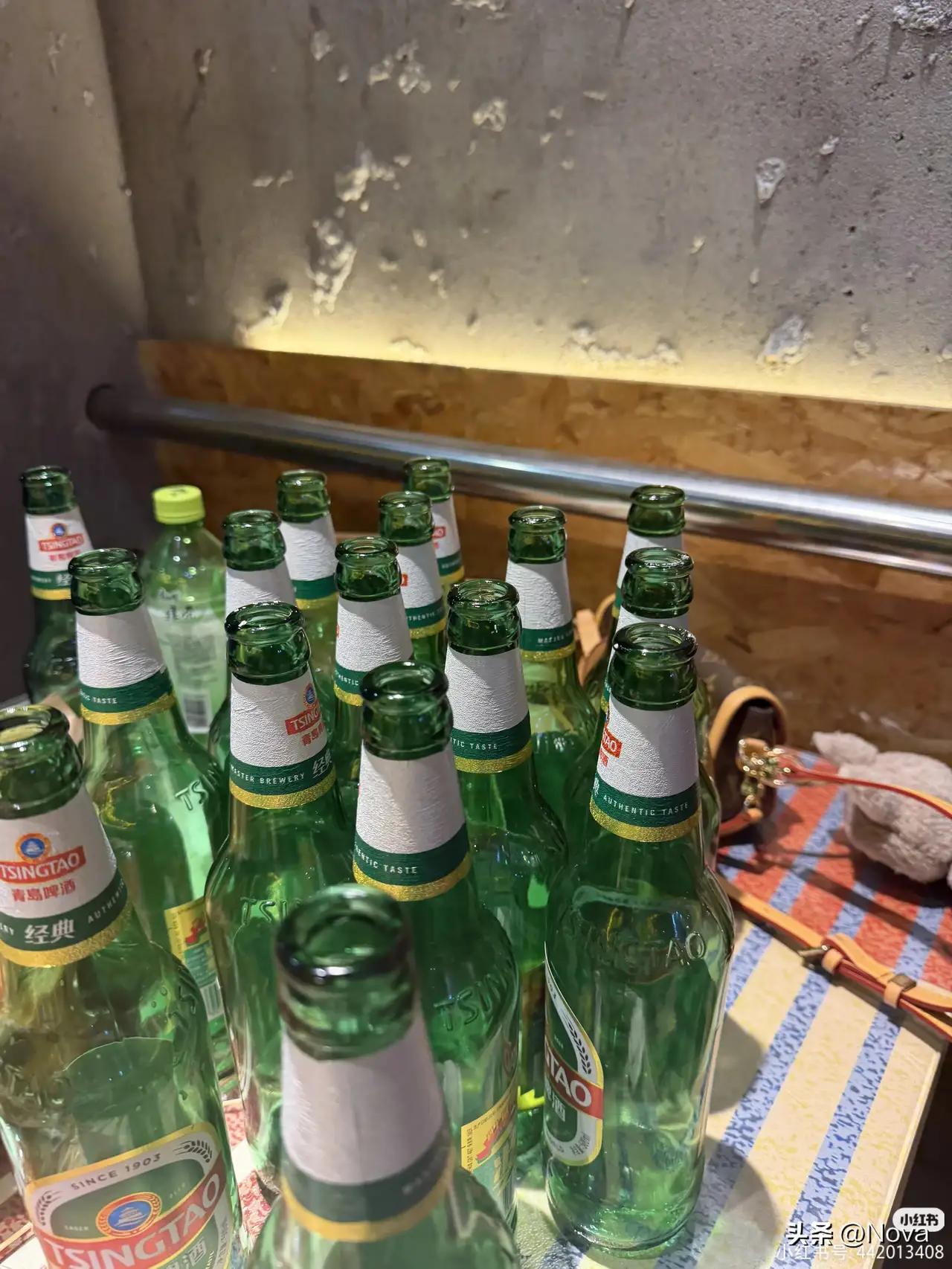 电影里打架戏用的啤酒瓶竟是糖做的
 
每次看影视剧中酒瓶爆头的激烈打斗，是不是都