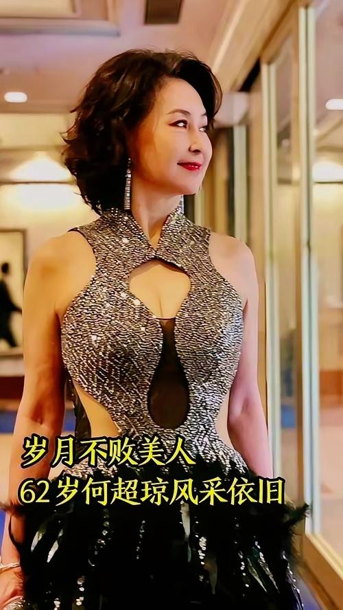 真不愧是陈百强当年倾心的女人！都 60 多岁了，依旧美得像朵盛放的花！