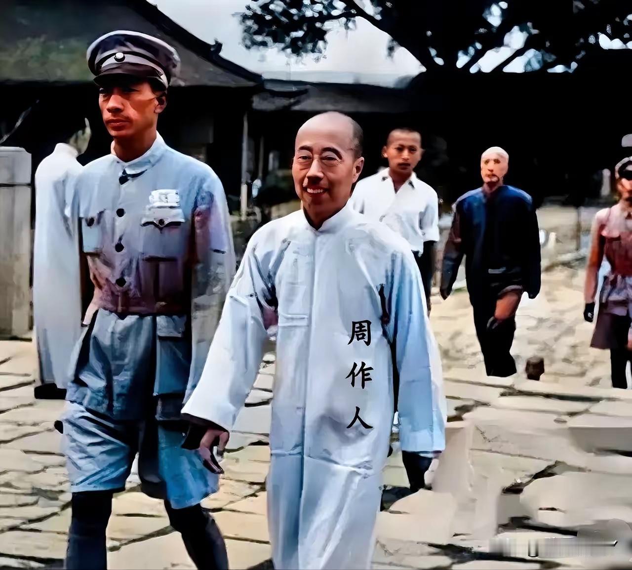 一九四九年，南京老虎桥监狱，被提前释放的周作人，时年六十四岁，身着长衫，心情愉悦