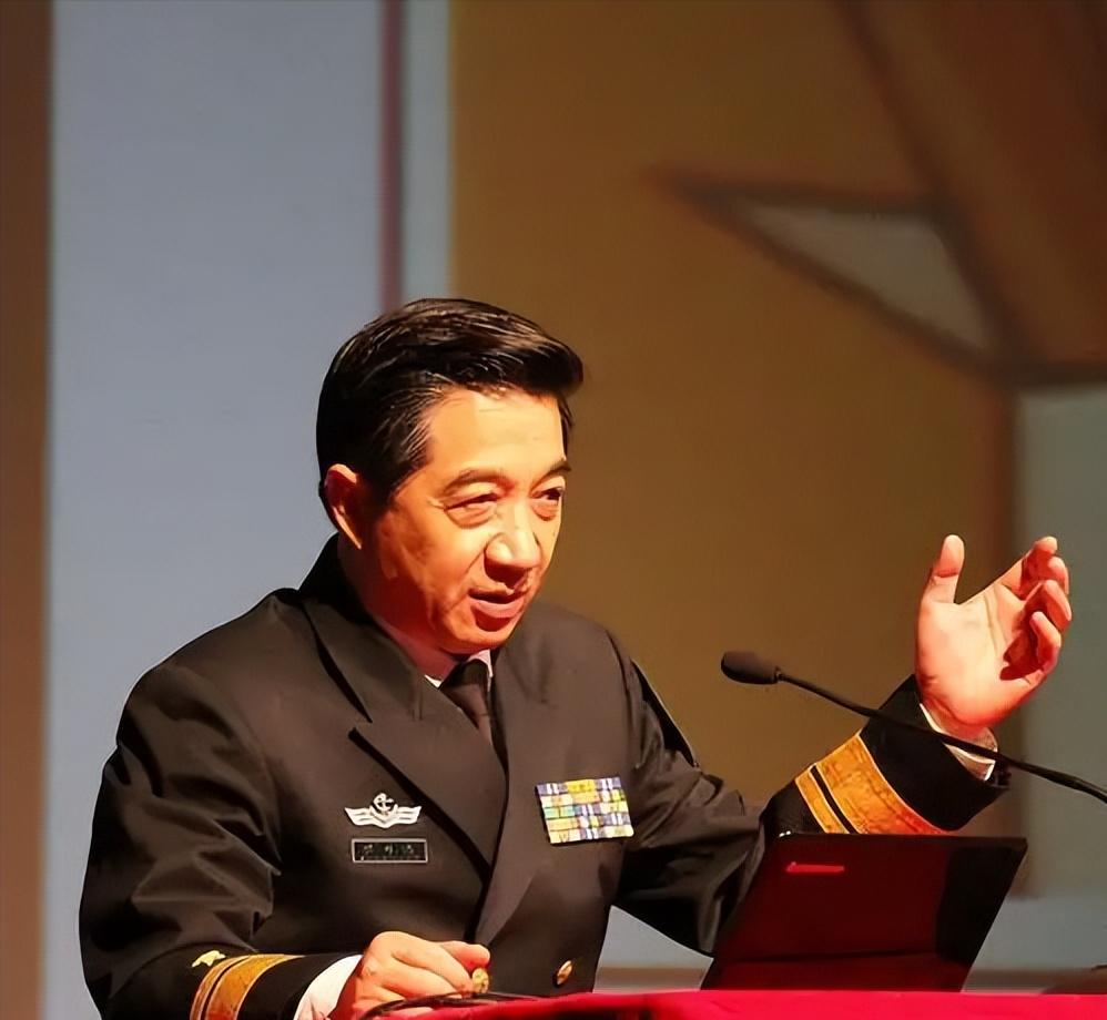 2016年特朗普刚赢，局座张召忠发了条微博，说他若干两届，定能把美国从老大带成老