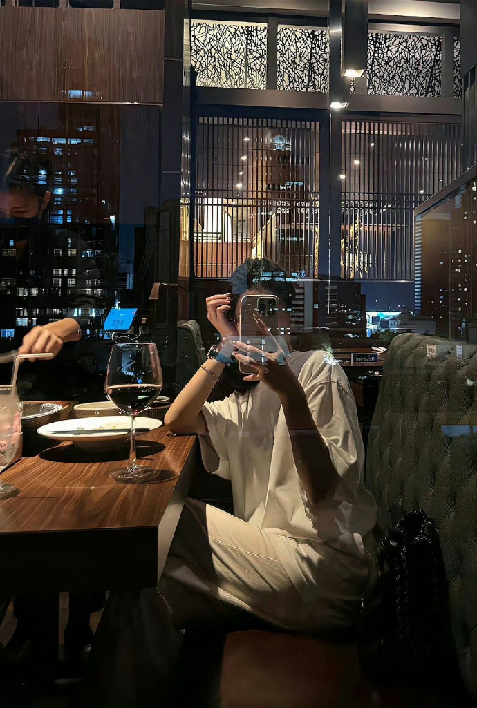 多去争取别人抢不走的东西，比如思维，比如身材；比如气质，比如快乐。 ​​​