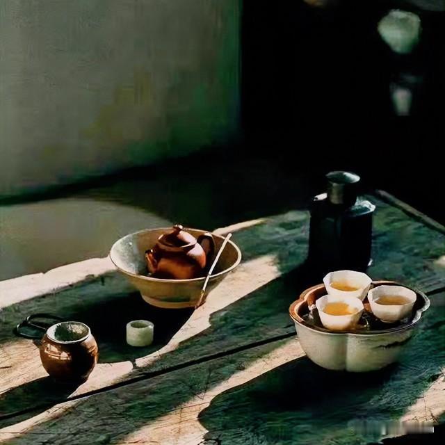 《光阴楚歌体》
叶儿旋兮青瓷间，汤烟袅兮绕如环。
盏浅清欢即道兮，静待花开味自全