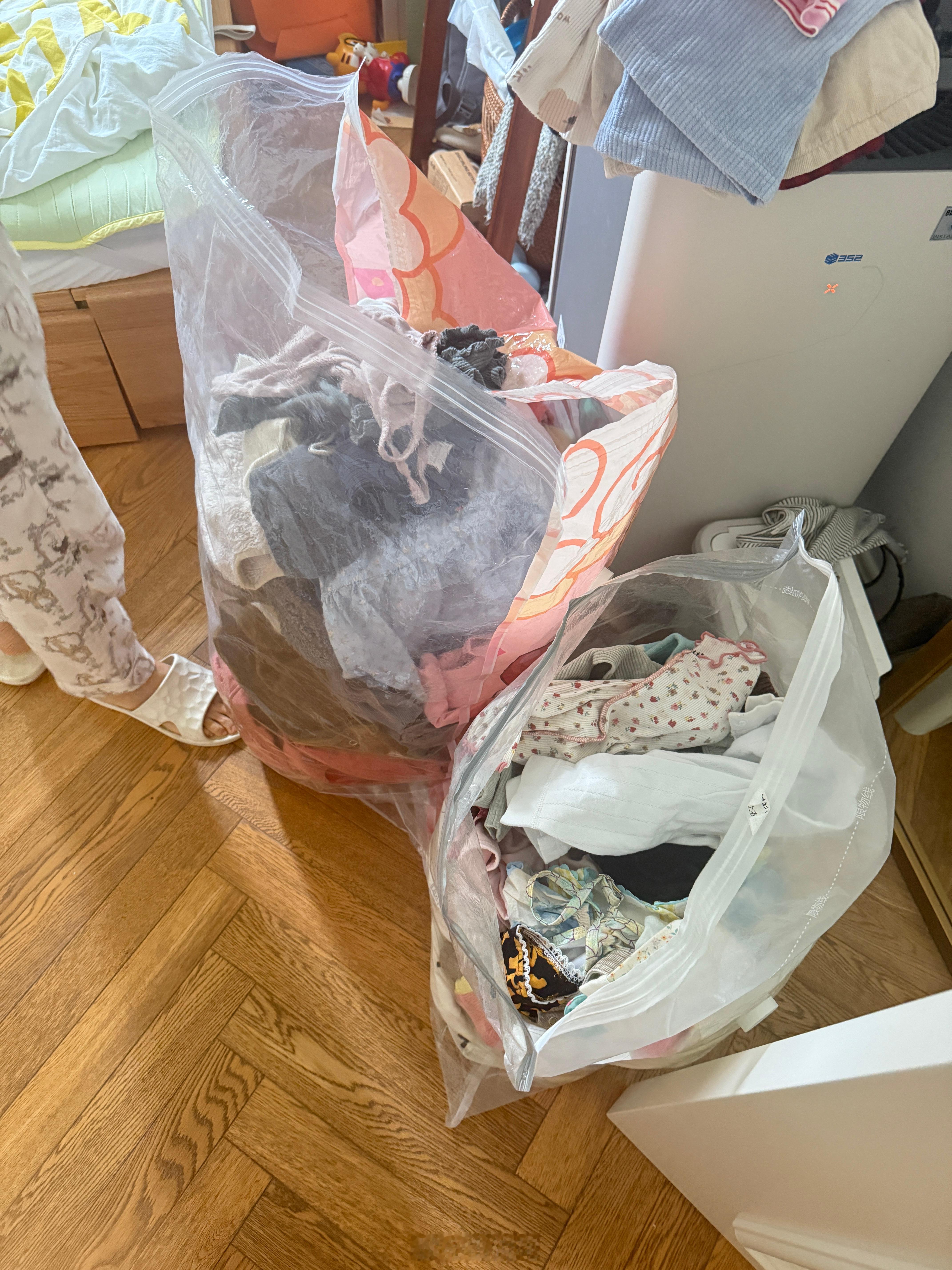今天请收纳师来整理球宝的衣服收完以后告诉我这两大袋都是球球穿不了的尖叫了，也太多