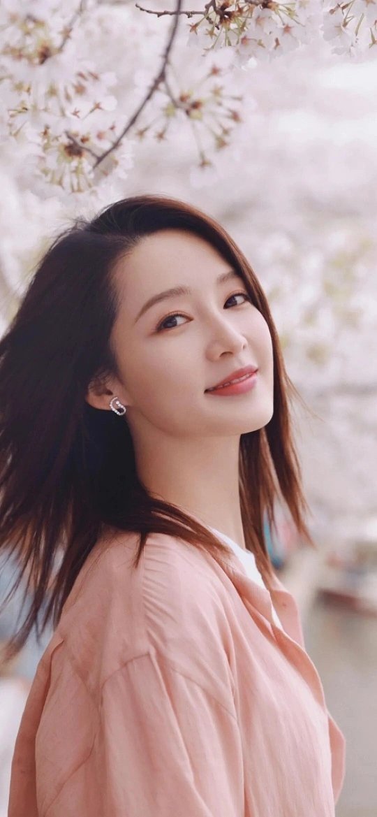 李沁撑得起易安居士的少女感与晚年的孤傲藏在骨相里的中式留白美感，让李沁能够自如切