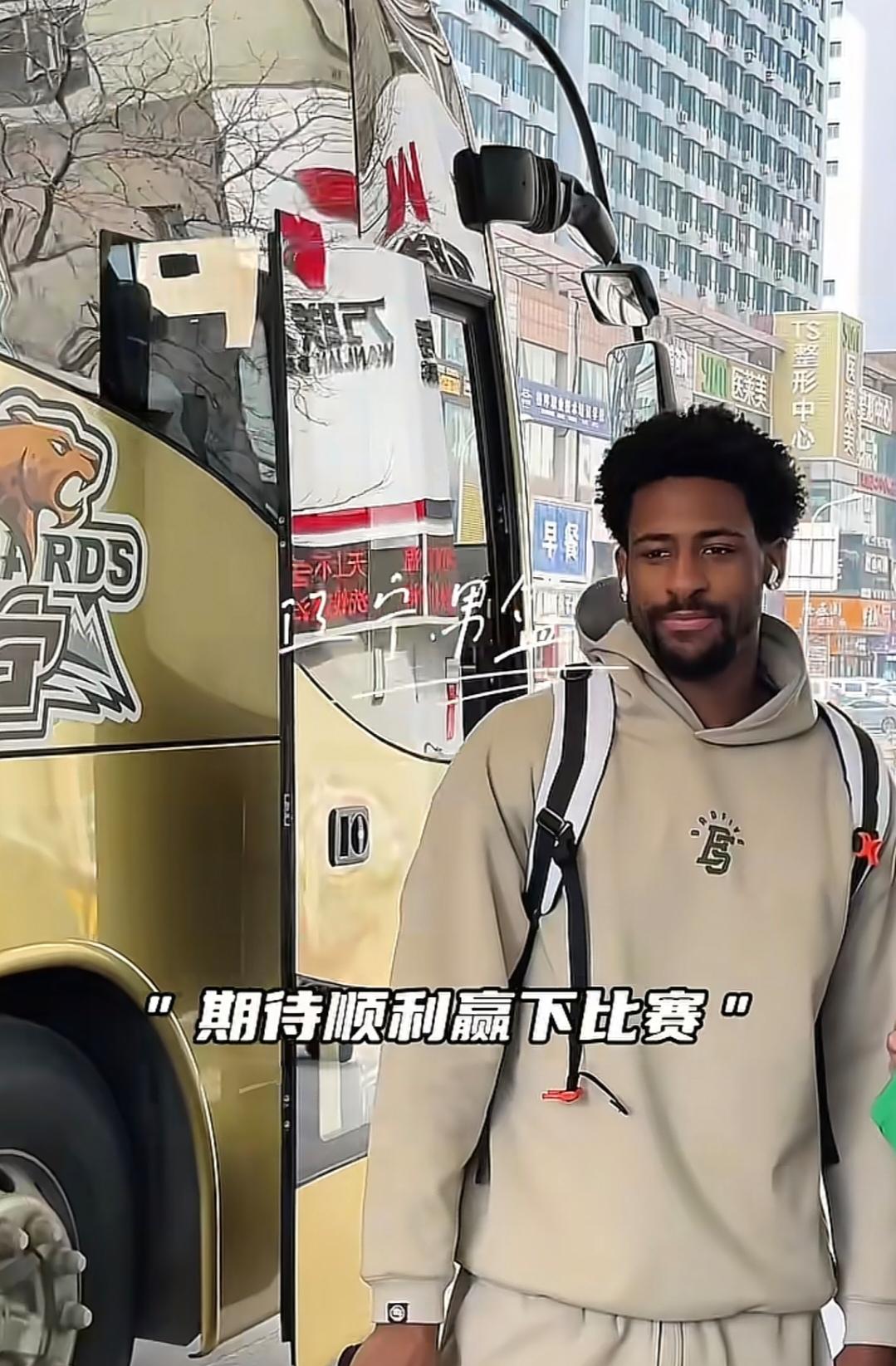 辽宁男篮兵发义务，到底哪个外援被裁了！起码客场都去了，这场卡位赛该拼还得拼！