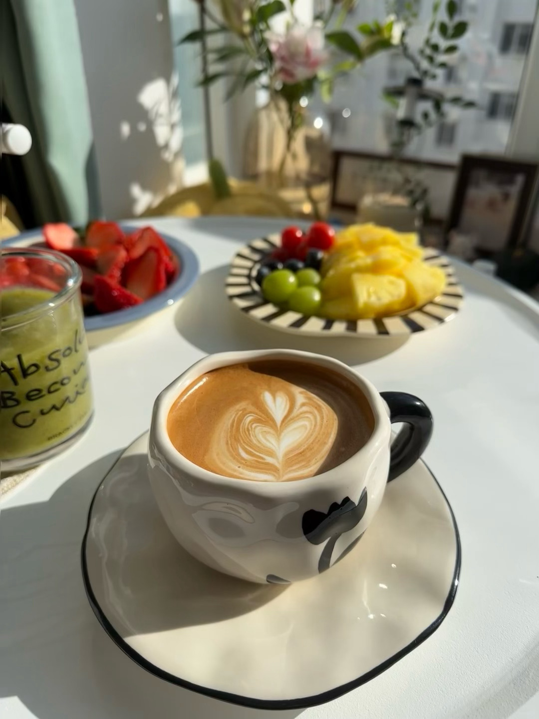 下午茶☕️只想晒着太阳  安静的来份下午茶 它俩却拼命在这比嘴大