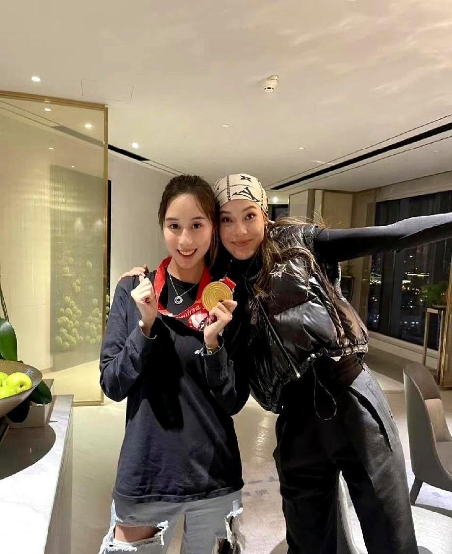 你见过奥运冠军和赌王千金在饭局上把化妆品巨头挤到角落吗？
谷爱凌的黑色吊带蹭着何