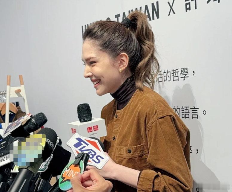 许玮甯说当妈后感到人生完整了许玮甯说不排斥生二胎 据台媒，17日，被问及当妈妈后