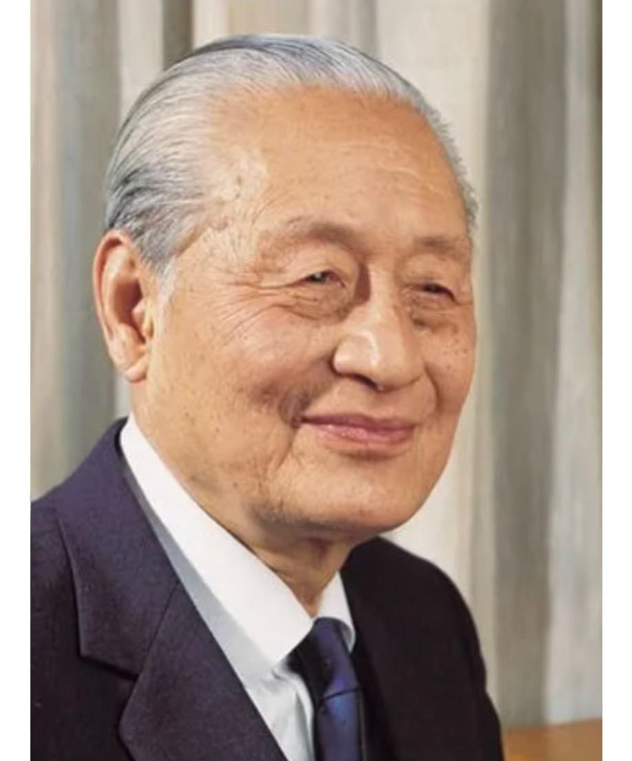 释永信能有今天的成就，

最该感谢的不是他的师傅释行正，

也不是他的徒弟释小龙