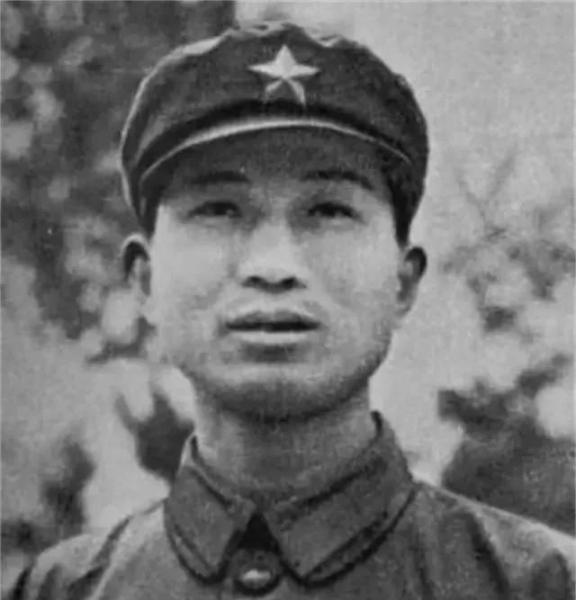 1979年，一名战士在中越边境巡逻时，突然发现前面的玉米地里有动静。他们慢慢靠近