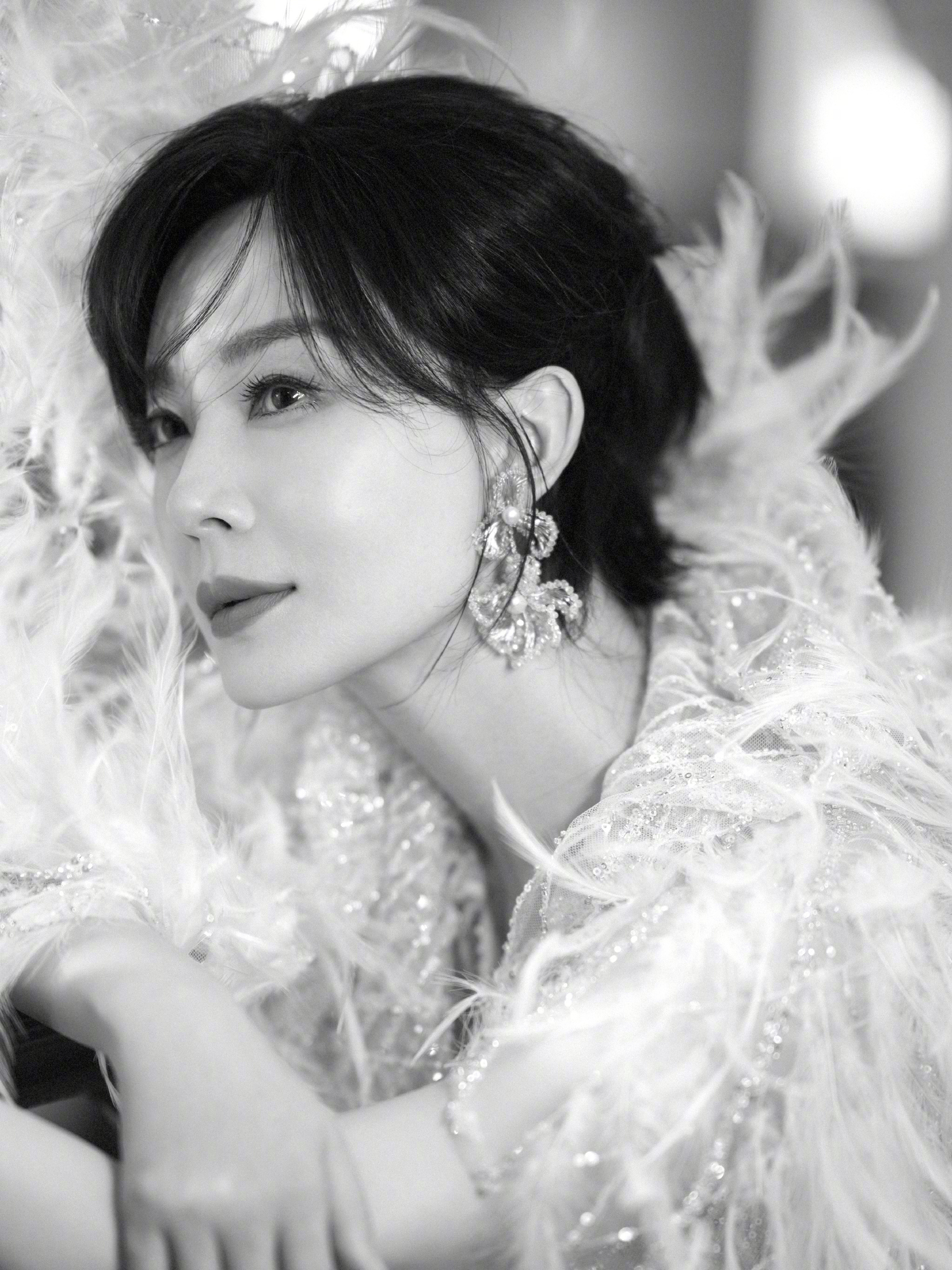 陈数，白色羽毛纱裙，轻柔淡雅，美人如画。陈数