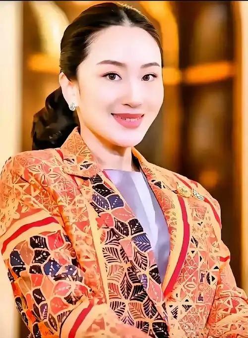 泰王亲手把旧账一笔勾销，佩通坦暗地磨刀重启布局——曼谷这盘棋，牵动的是中泰铁路和