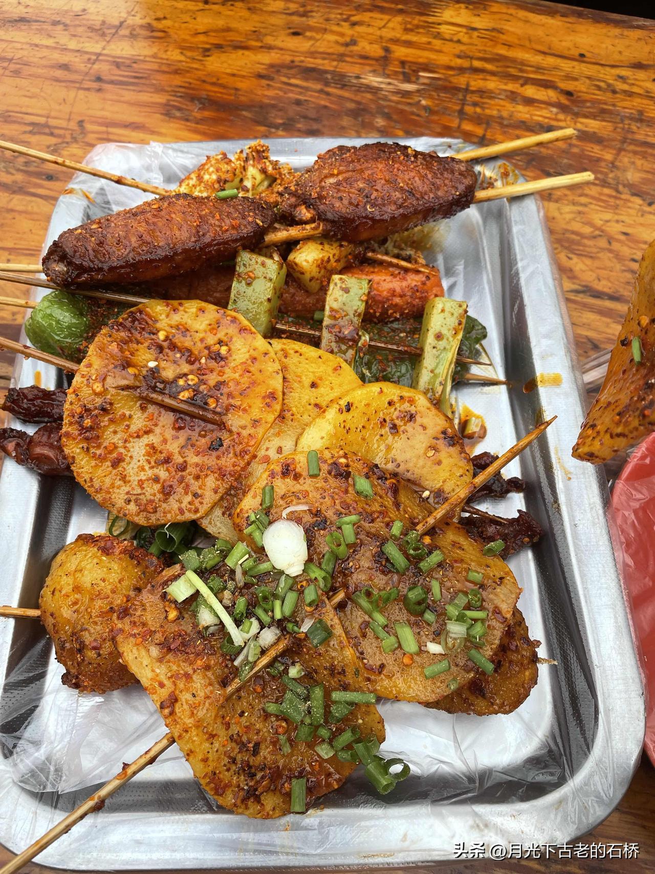 《烟火里的小确幸》

傍晚的小巷，烧烤摊的烟火滋滋作响。一盘烤串，是打工人的治愈