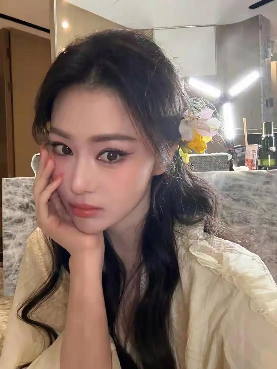 柔美的发饰与优雅的妆容，仿佛置身于童话世界。