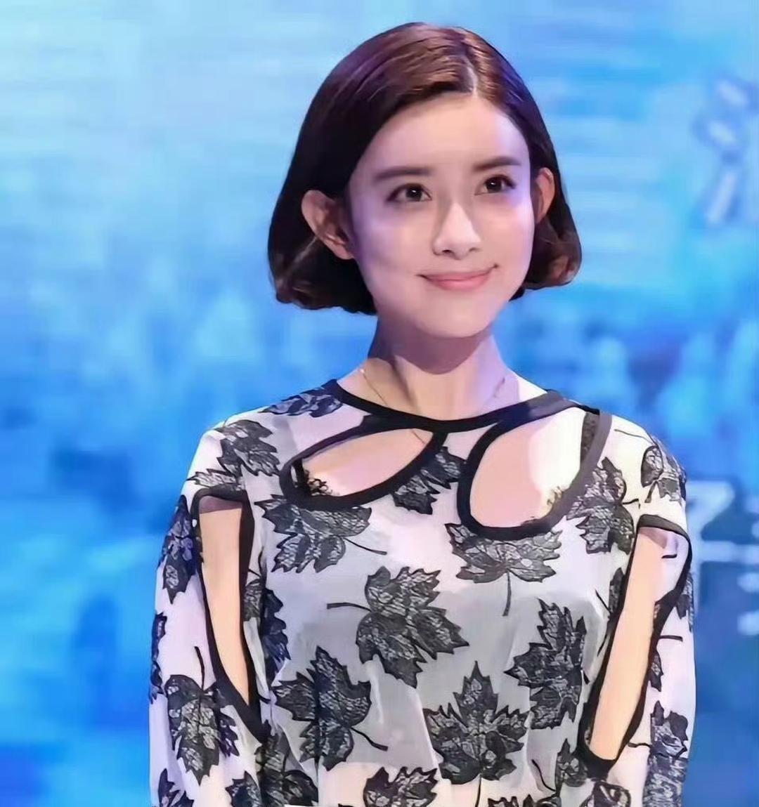 孟子义﻿刚出‎道就﻿⁠长这样﻿﻿，真没﻿整‎容啊，可‎为啥⁠那﻿么多人非说她整了