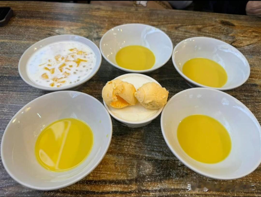 顺德的姜汁撞奶和双皮奶！