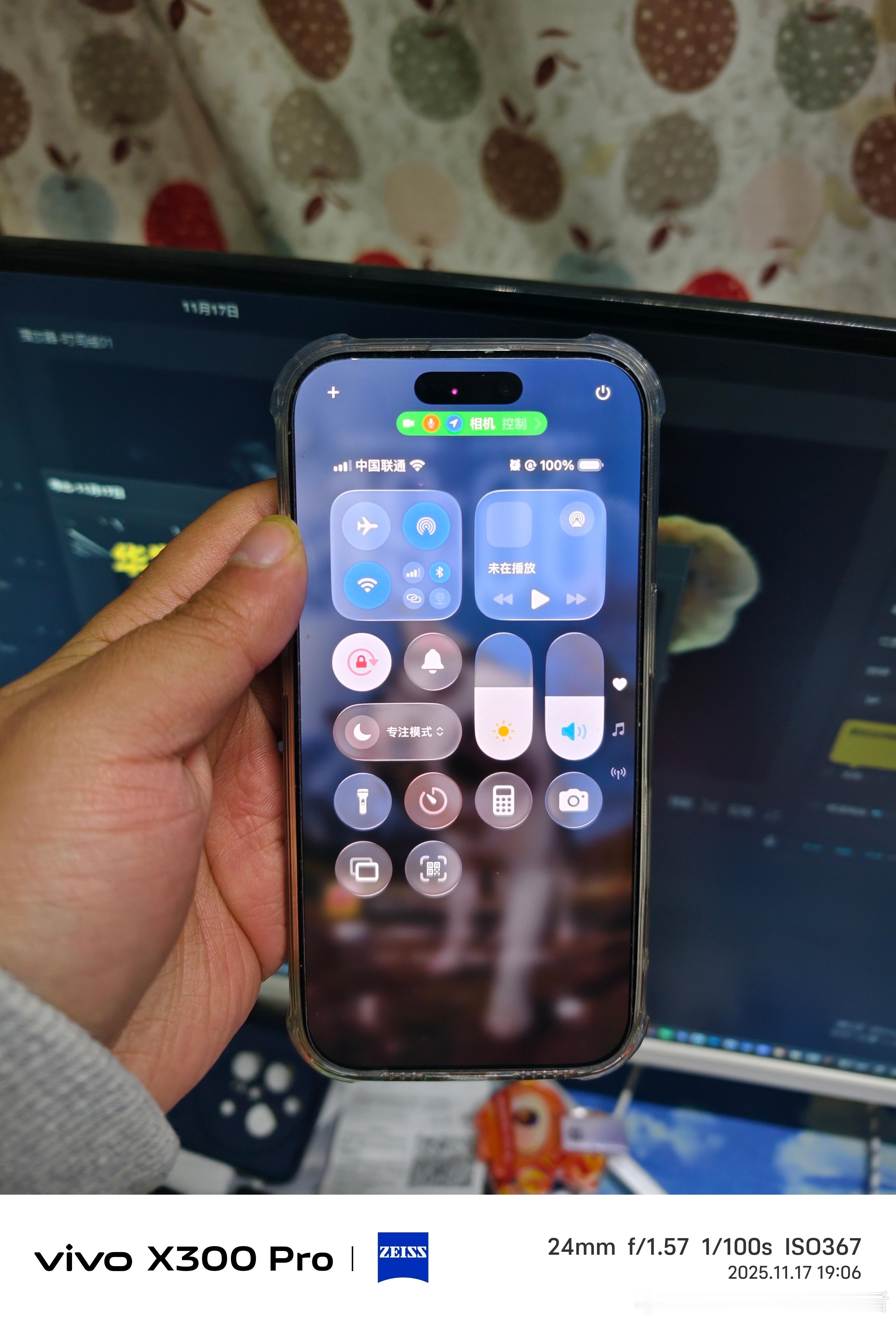 我是怎么方便怎么来，现在用的默认模式。不解锁也能下拉便捷菜单，挺方便的。 