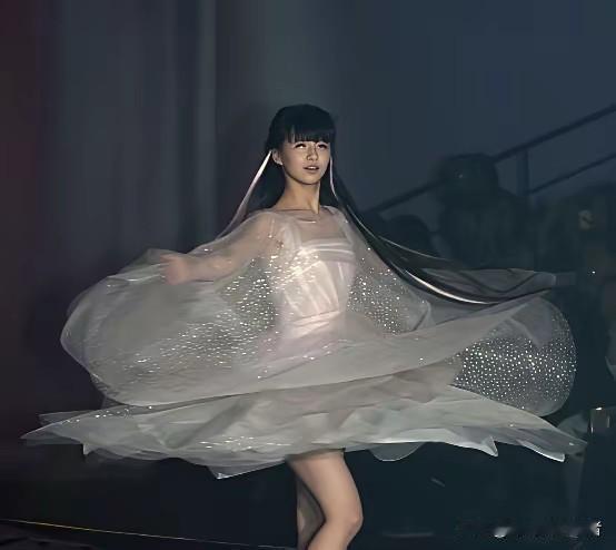 2014年春晚，小彩旗作为杨丽萍的外甥女，在春晚舞台转了4个小时8000圈，也是