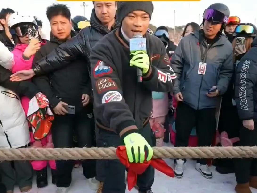 苏炳添刘畊宏俯卧撑较劲 看来苏炳添不仅在夏季奥运会上是飞人，在村冬奥会上也毫不含