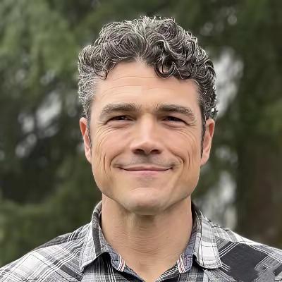 他是前美国国家反恐中心主任乔·肯特，他反对特朗普发动伊朗战争而辞职，缓和局势的第