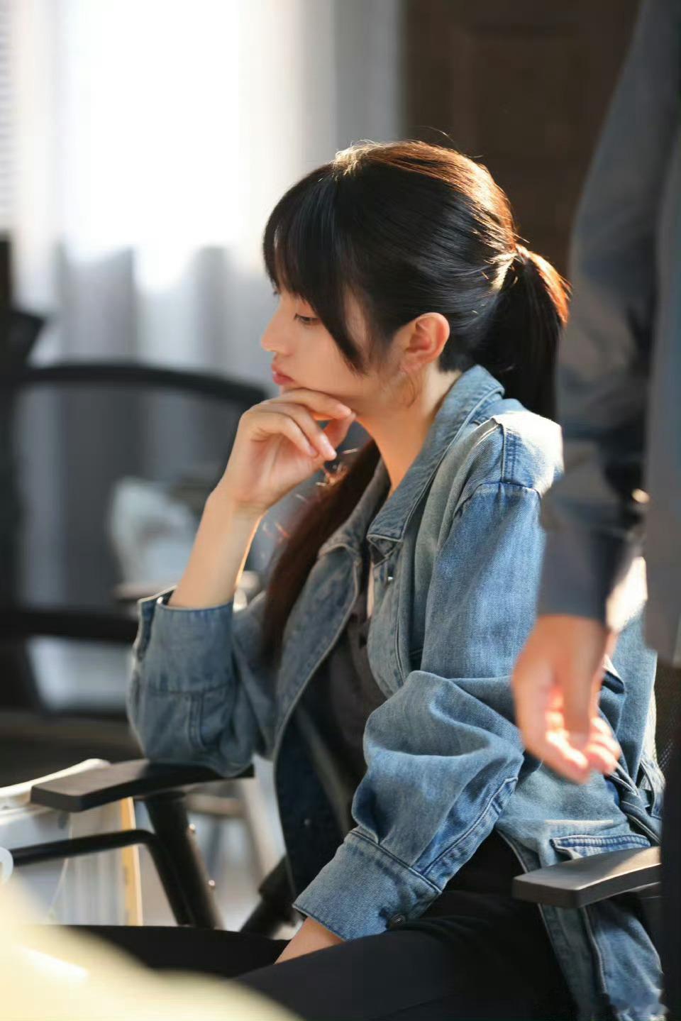田曦薇穿警服好飒田曦薇穿警服气场全开笔挺警服上身，英气氛围感直接拉满✨田曦薇举手