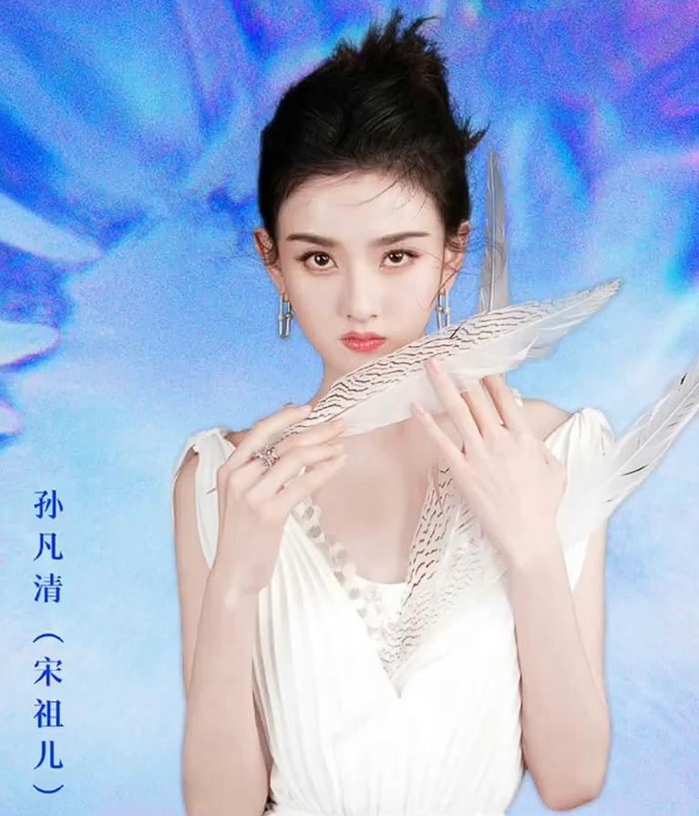影视剧需用法定姓名这个规则推出后。

最让我感到反差的明星原名不是白鹿。

也不