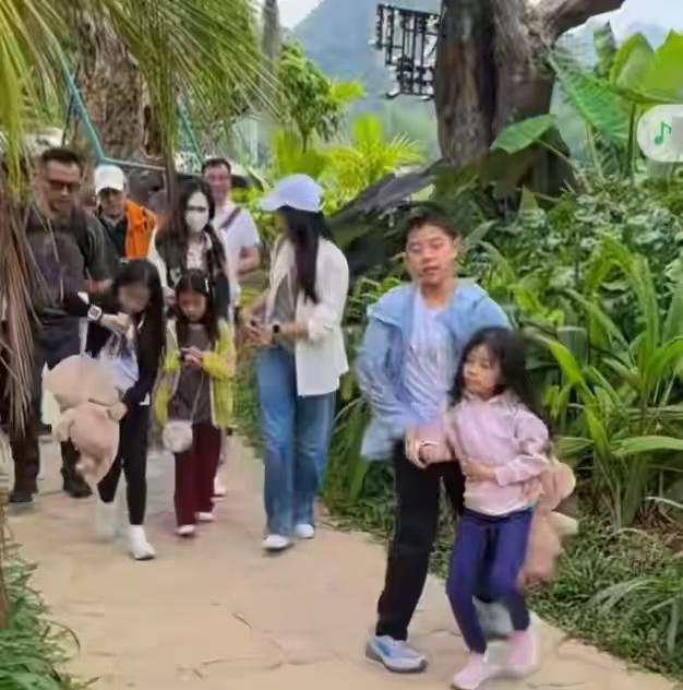 霍启刚，上热搜！

4月6日霍启刚又冲上热搜，不是因为家族事务，也不是因为委员工