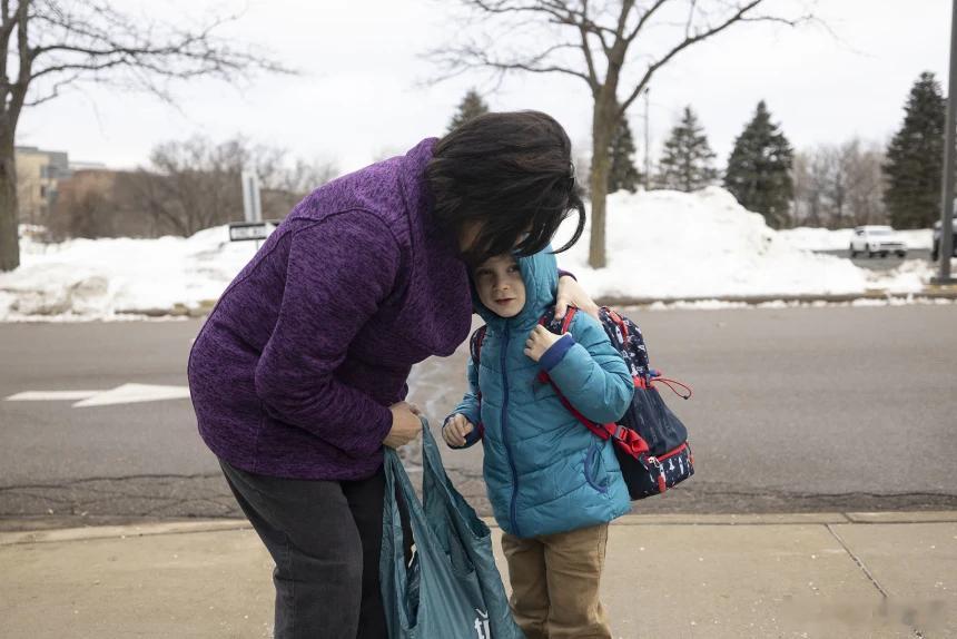 据美媒NBC揭露：美国中产阶级为了维持生计，竟然卖血浆。在费城郊区的一家商业街购