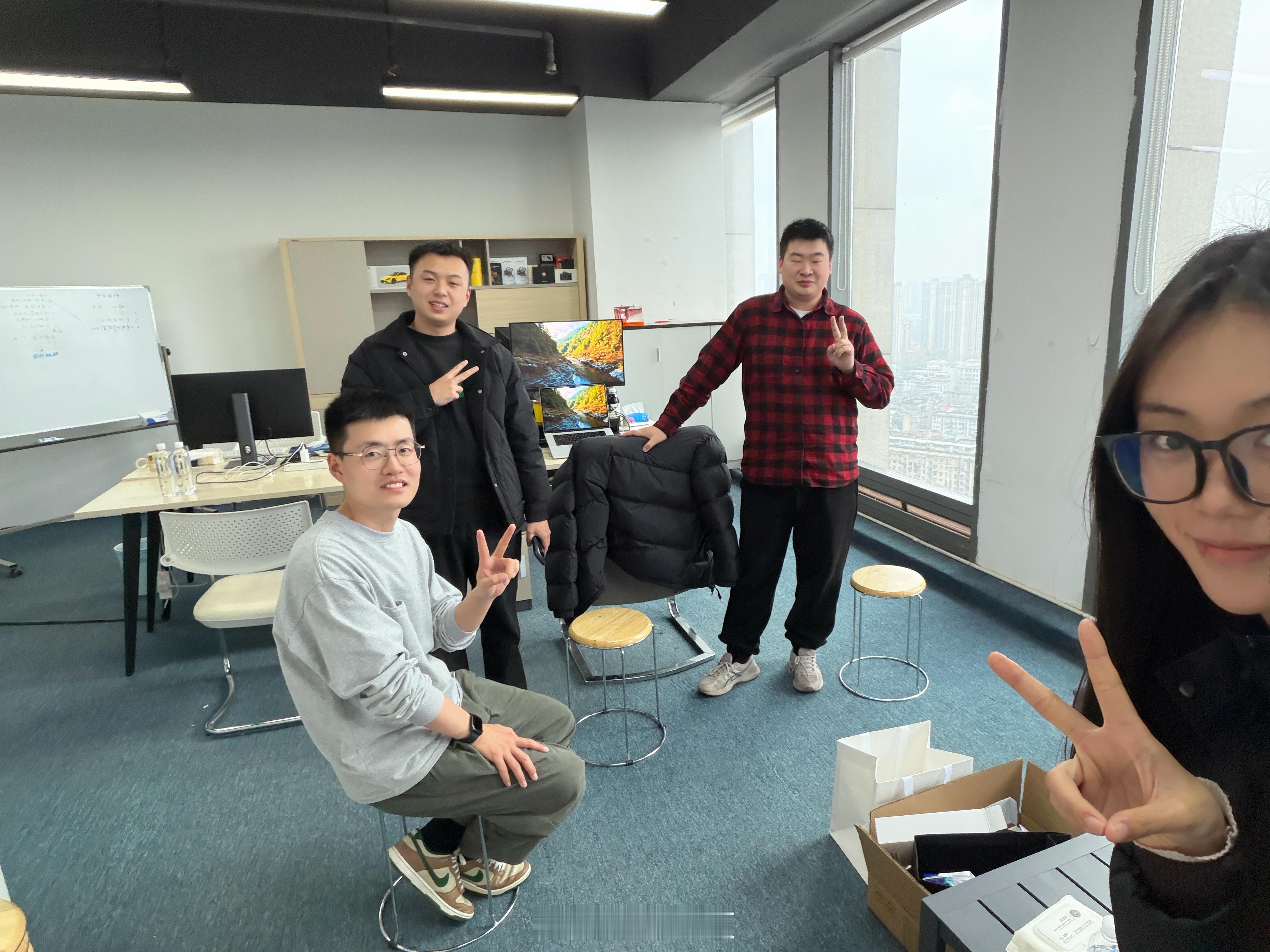 中午来新办公场地瞅瞅～争取早日做大做强 一起收购小白测评