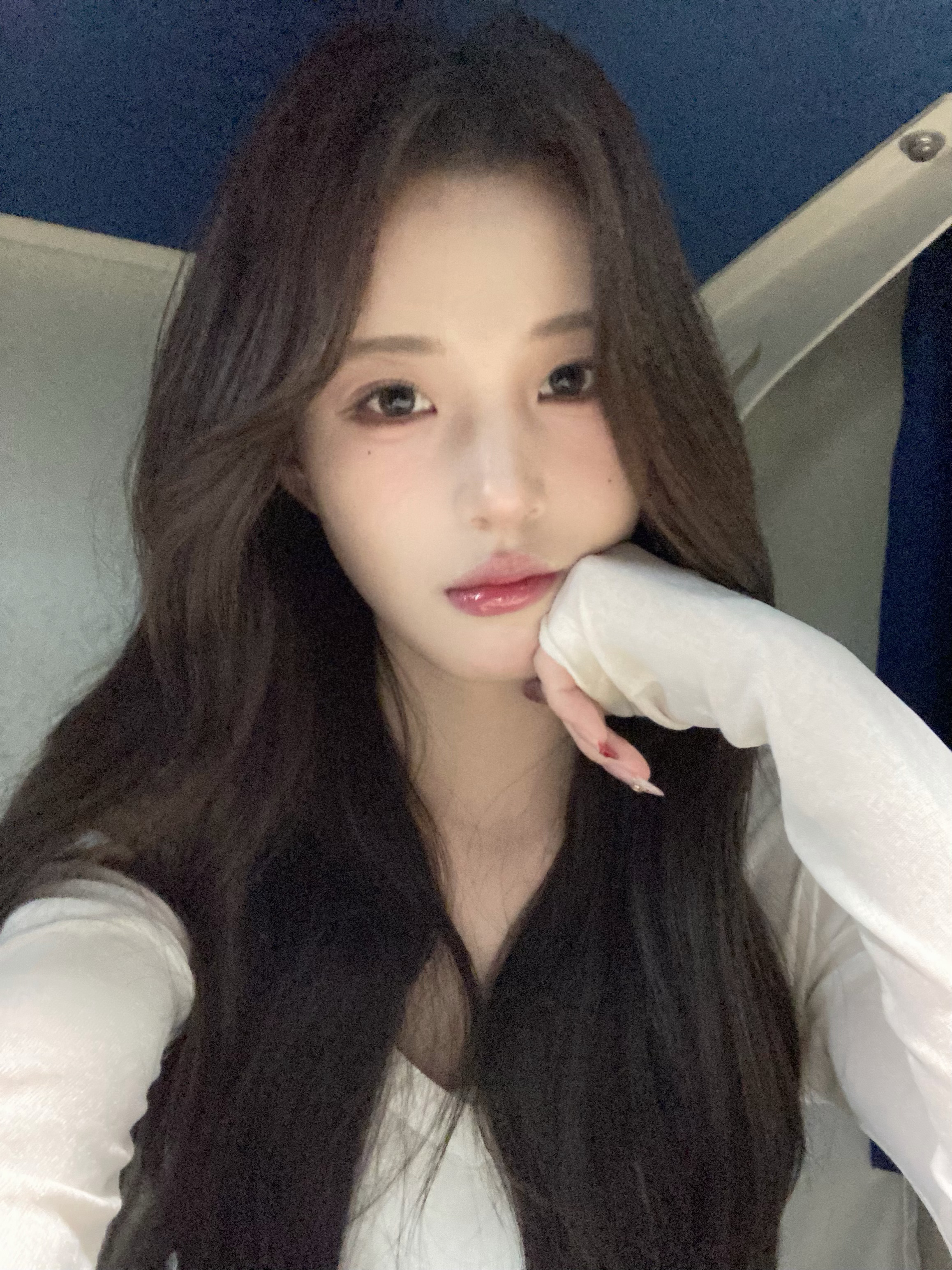 新的视频穿搭 里面就是一个普通的白色吊带 