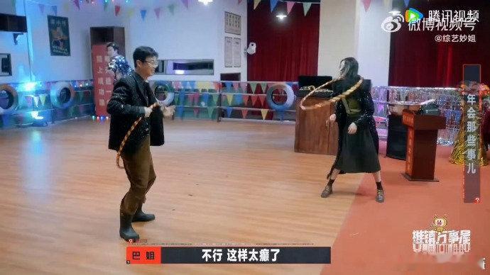 迪丽热巴 不行这样太颠了热巴解锁脖子转呼啦圈小技能巴姐搞笑女的一面还是藏不住了～