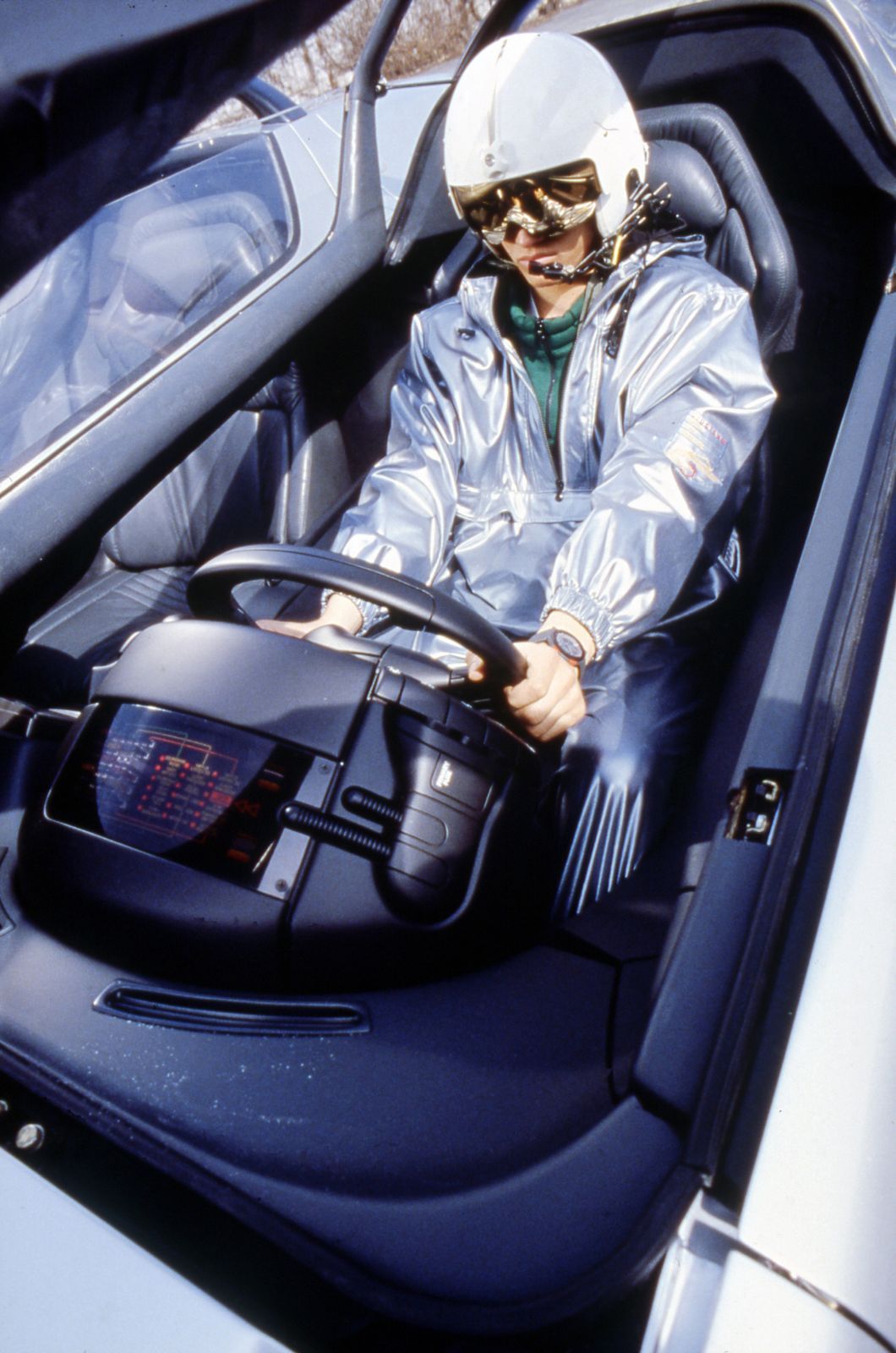 今天看到了大众ID Polo回归了实体按键，密密麻麻的在方向盘上，让我想起了80