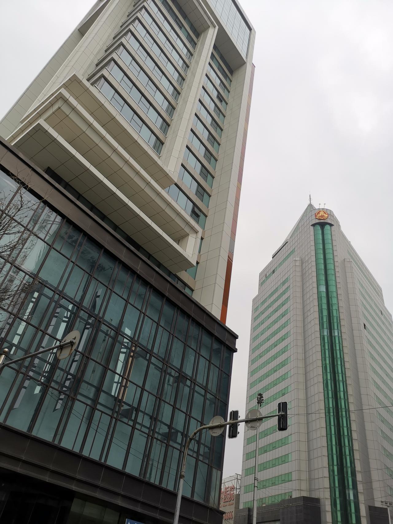 随手拍张照曾有过辉煌而又毗邻的辽宁日报社和沈阳日报社两座高高的大楼