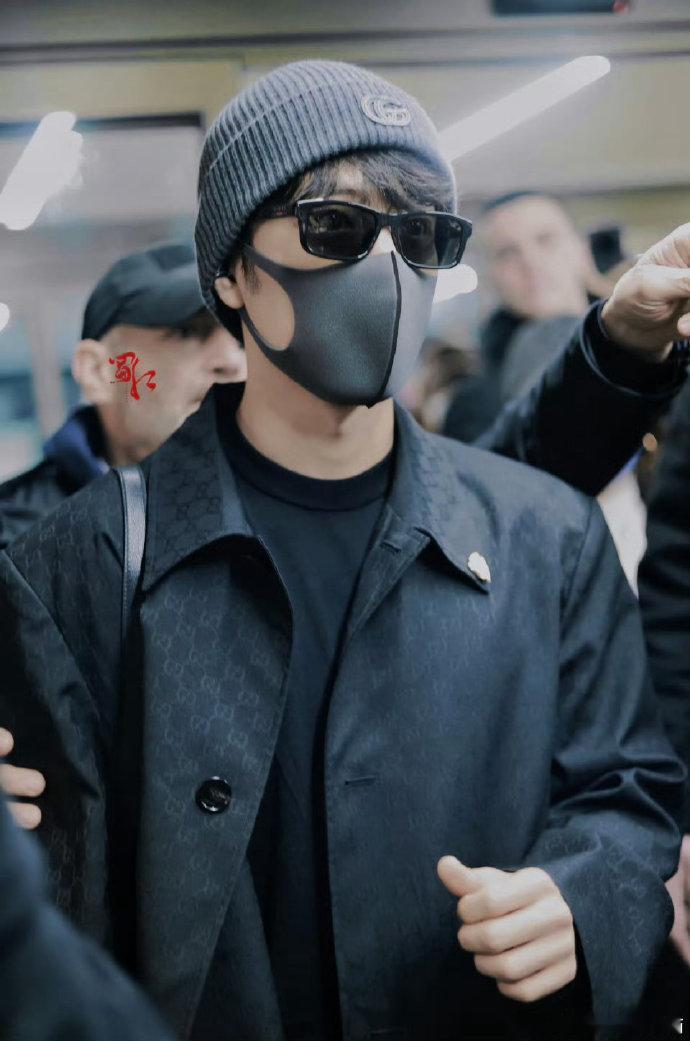 肖战握紧兔拳肖战握紧小拳头巨星肖战落地米兰，肖战握紧拳头好萌🥰赞赞兔拳👊🏻