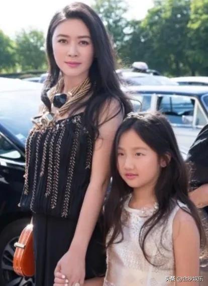 2001年，陆毅的老婆鲍蕾在接受采访时，对昔日同学田海蓉极尽讽刺：”她追了我老公