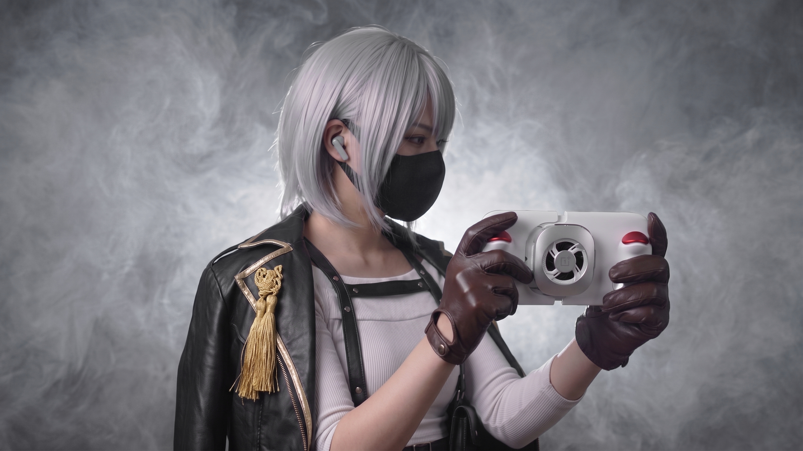 一加做的枪神游戏手柄的确很用心，我的同事们体验之后都很满意，主要是门槛低，手感好