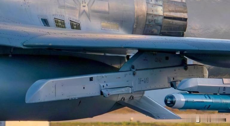 歼-10C挂载霹雳-17射程500公里：印度急购R-37M难掩体系短板
据美国军