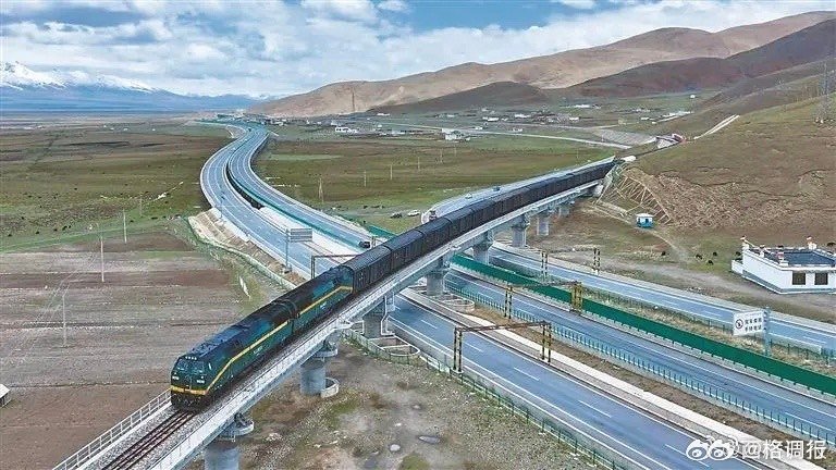 青藏铁路通车20年货运破1亿吨  正是因为有青藏铁路的通车，所以才能够加速了这么