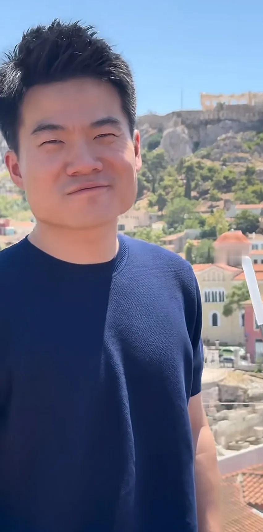 董宇辉账号更新啦，站在德国的土地上，给我们来了一个“回眸一笑百媚生”。
    