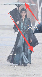 龚俊背了一个我 龚俊背的匣子居然有一米六，瞬间脑补出自己待在里面的画面，他撑伞我