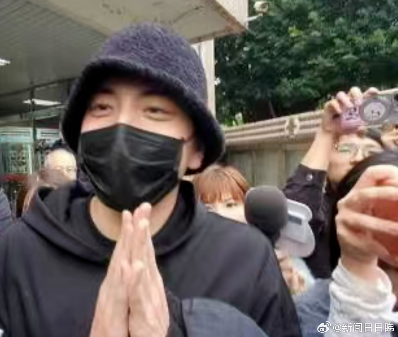 王大陆笑着离开地检署 【细节曝光！王大陆“杀人未遂”案件新进展→】3月4日，中国