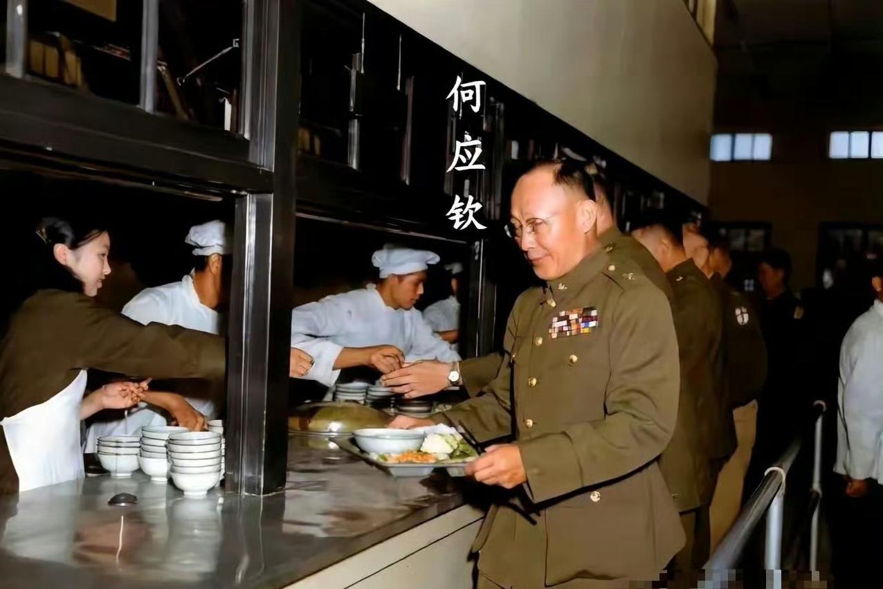 1948年，南京国防部机关食堂，时任中华民国国防部部长何应钦在排队打饭。
