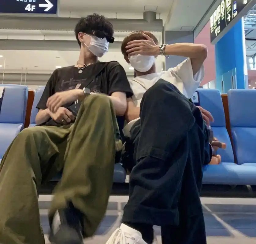 手机震，有新信息“兄弟我决定去告白了!替我祈祷吧!”　　他愣了愣，回 “哦。那你