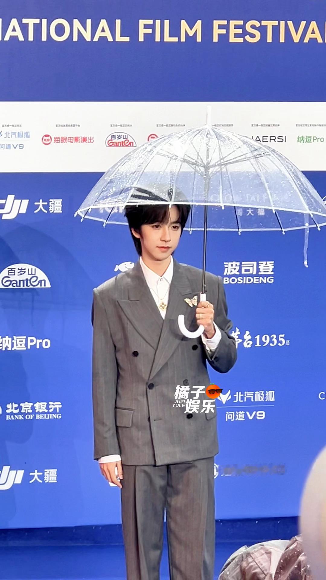 越来越游刃有余了小贺儿贺峻霖雨中撑伞生图