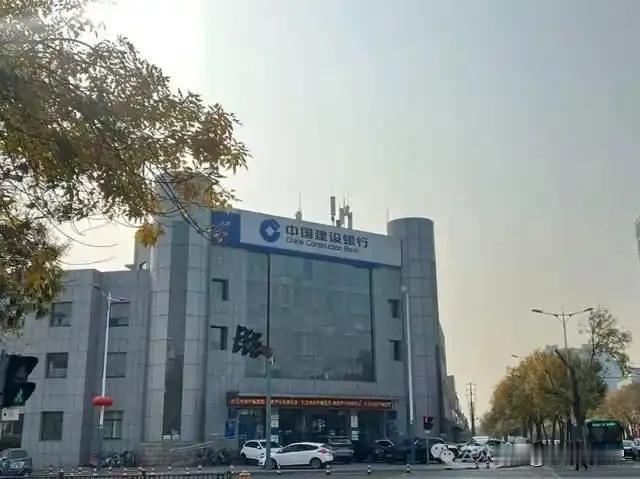 律师建行柜台取现4万元被要求说明资金来源和用途。甚至提供银行卡上一次交易信息，律