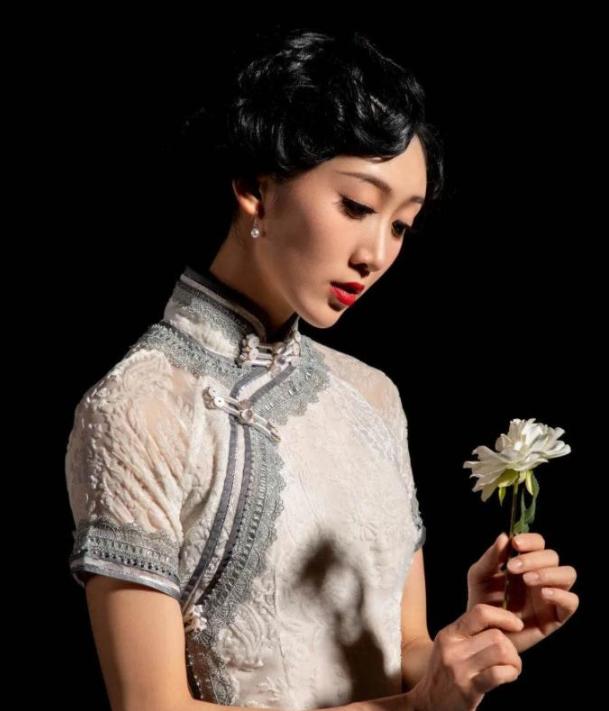 1941年，息烽监狱长把一女囚叫到办公室里，谁知几天后，每到晚上，监狱长就又跪又