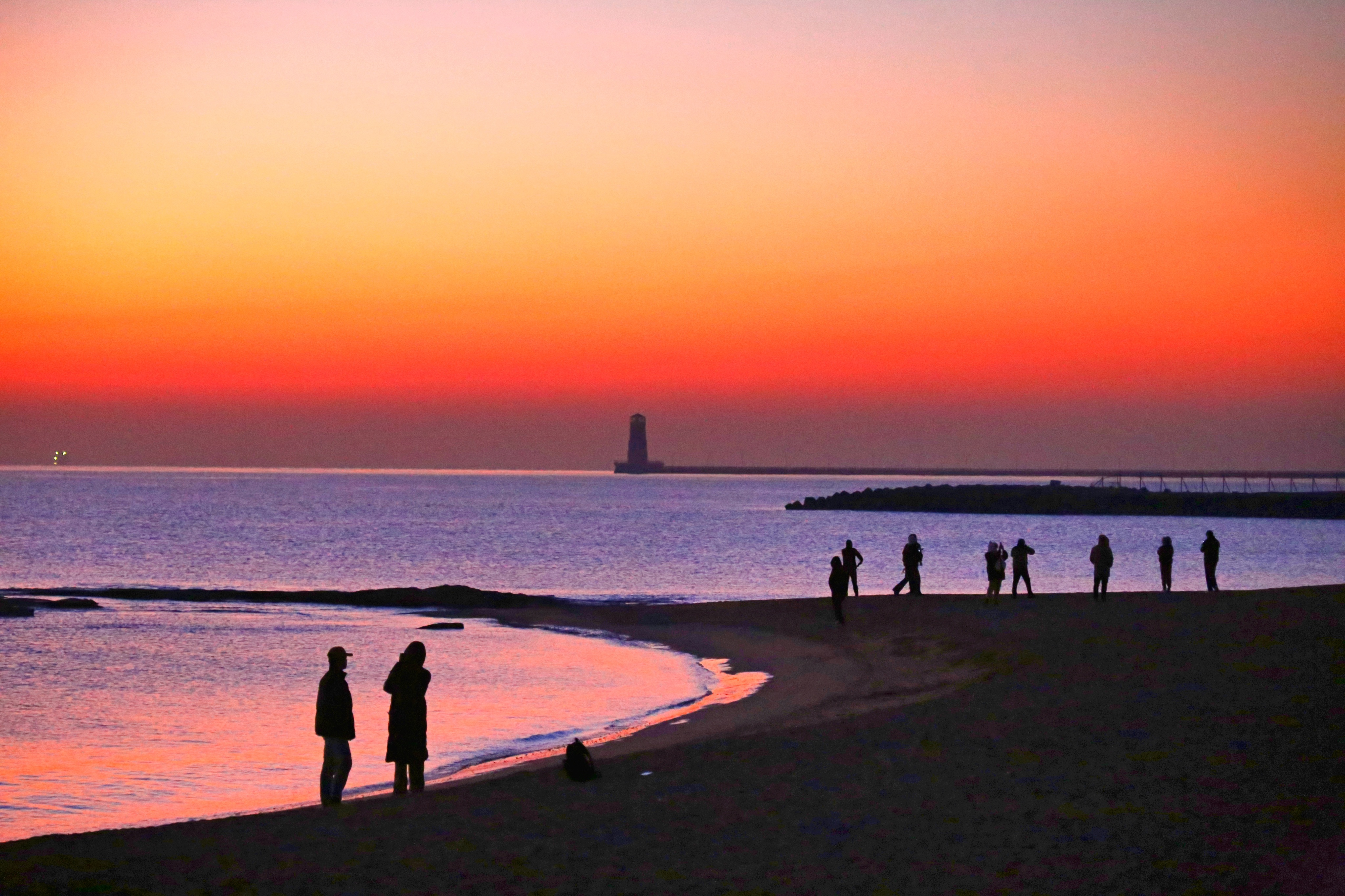 冬日版海上日出点亮一整天  惊艳了整个冬天的山东海上日出  腊月十七，日照灯塔邂