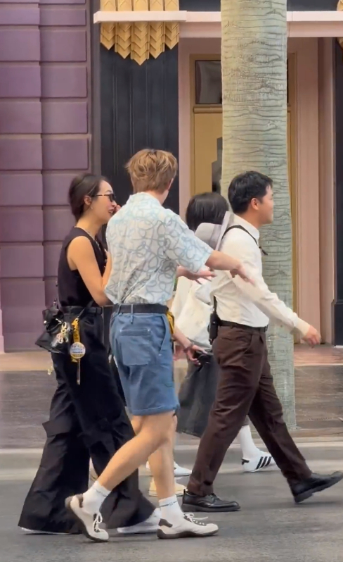 宋茜田嘉瑞环球影城宋茜田嘉瑞环球影城被偶遇宋茜田嘉瑞环球影城被偶遇，这对欢喜姐弟